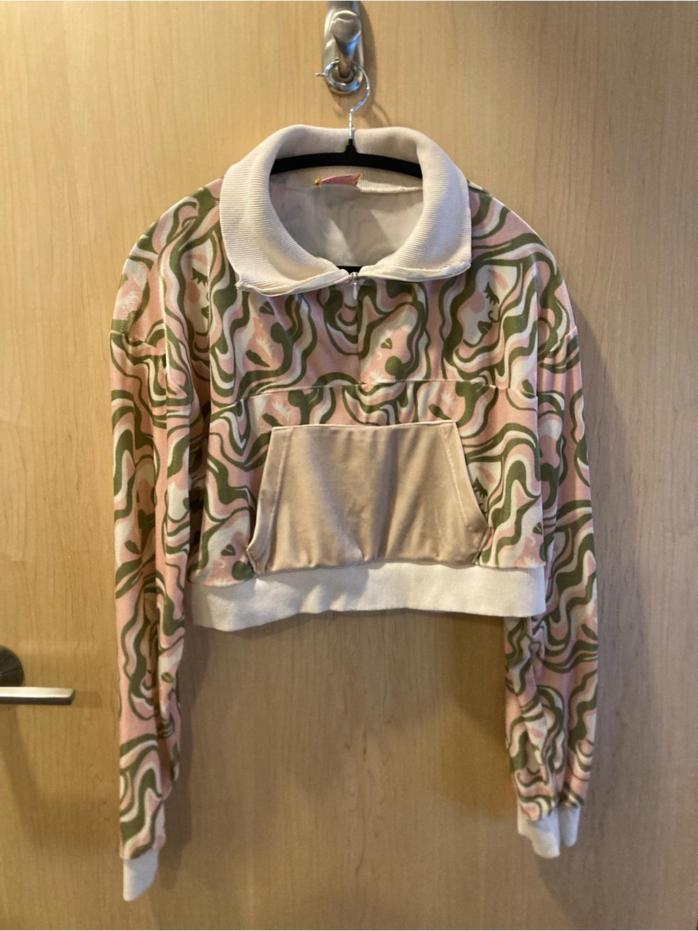 Dazey LA Women's Pink & Olive Wave-Print Cropped Pullover Sweater